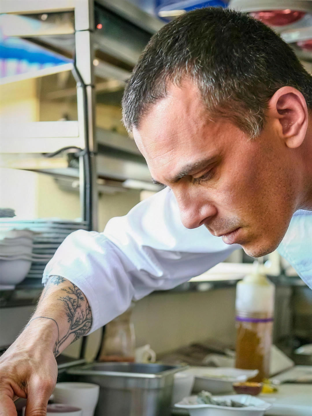 Matteo Puccio al lavoro in cucina mentre impiatta